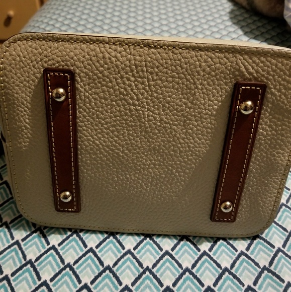 *SOLD* Dooney & Bourke Crossbody - Picture 4 of 8